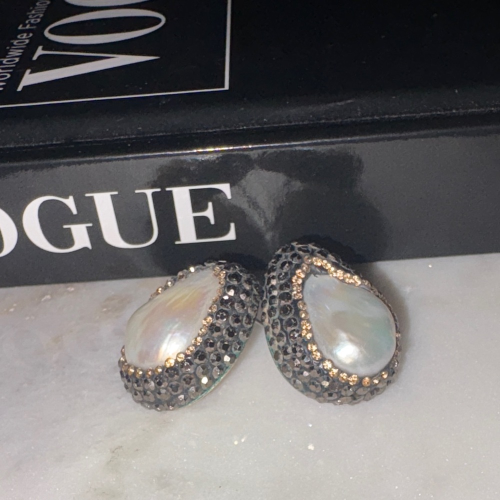 Black and Gold Pearl Earrings with marcasites - Picture 4 of 6